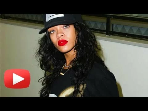 (VIDEO) UPSET Rihanna YELLS At Fan