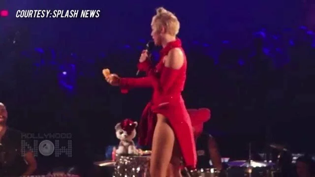 VIDEO Miley Cyrus Bangerz Tour NEW YORK CITY (Miley Has FUN With Fans)